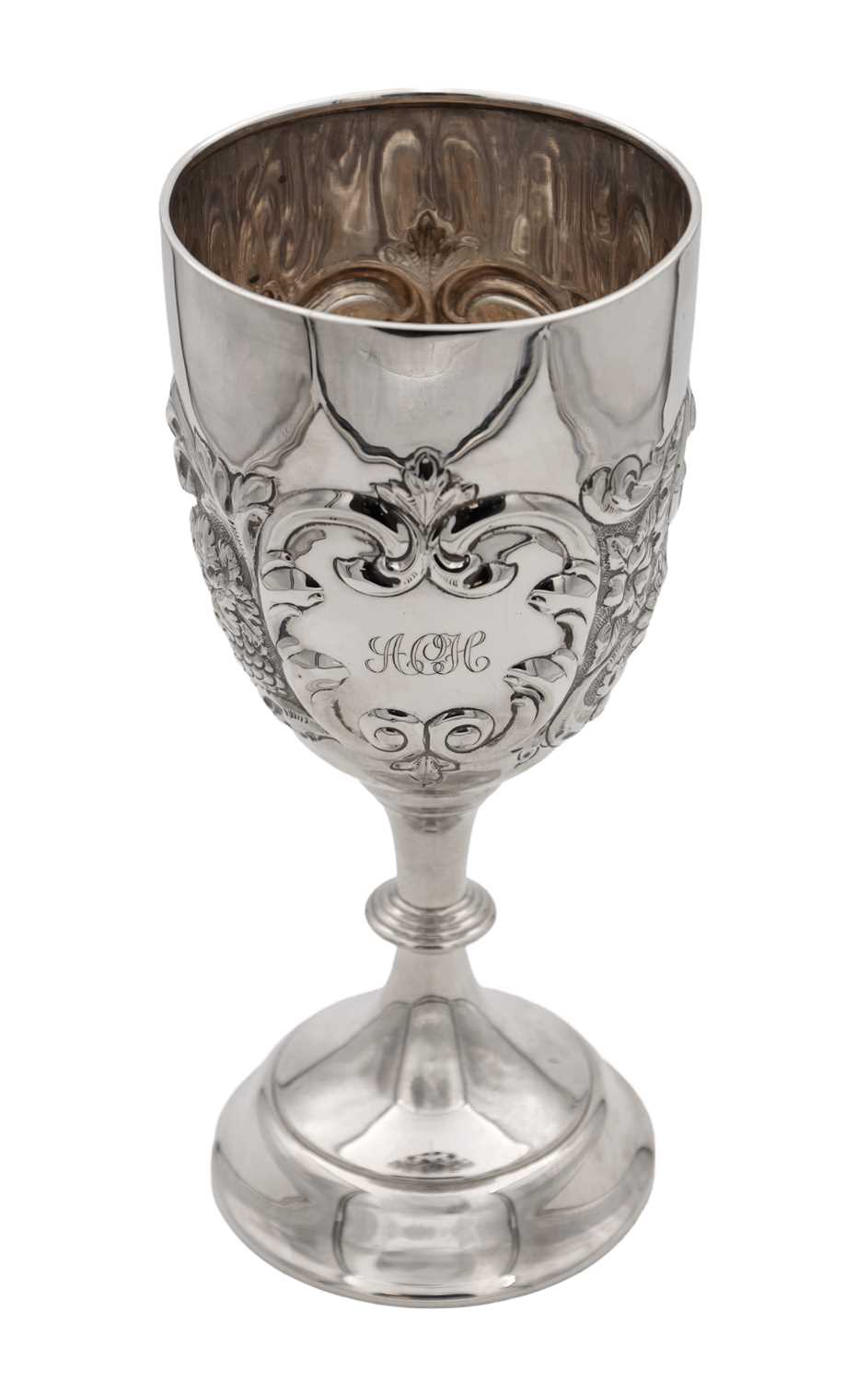 Lot 100 - A SILVER TROPHY CUP WITH REPOUSSE DECORATION