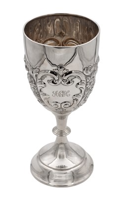 Lot 100 - A SILVER TROPHY CUP WITH REPOUSSE DECORATION