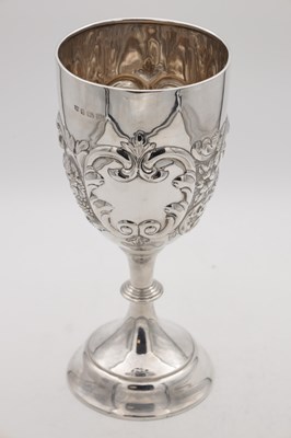 Lot 100 - A SILVER TROPHY CUP WITH REPOUSSE DECORATION