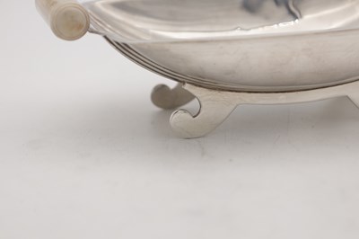 Lot 76 - AN ART DECO SILVER AND BAKELITE HANDLED DISH