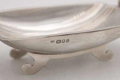 Lot 76 - AN ART DECO SILVER AND BAKELITE HANDLED DISH