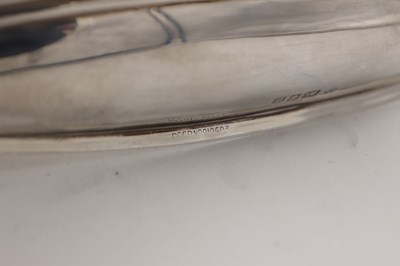 Lot 76 - AN ART DECO SILVER AND BAKELITE HANDLED DISH