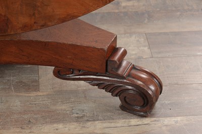 Lot 1601 - A WILLIAM IV FLAMED MAHOGANY CIRCULAR TABLE WITH A SEGMENTED FANNED TOP