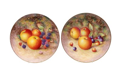 Lot 677 - A PAIR OF 20TH CENTURY ROYAL WORCESTER PORCELAIN FRUIT CABINET PLATES SIGNED BY H. AYRTON