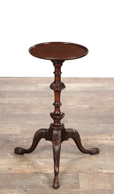 Lot 1685 - A FINE GEORGE III CARVED MAHOGANY KETTLE STAND
