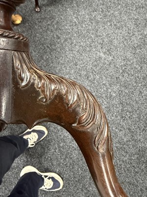 Lot 1685 - A FINE GEORGE III CARVED MAHOGANY KETTLE STAND