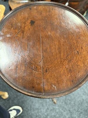 Lot 1685 - A FINE GEORGE III CARVED MAHOGANY KETTLE STAND