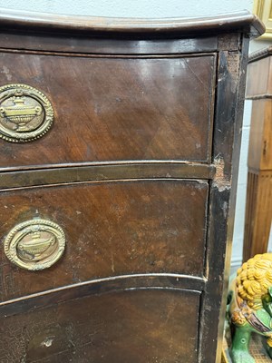 Lot 1569 - A GEORGE III MAHOGANY GENTLEMAN'S SERPENTINE FRONT DRESSING CHEST