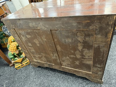 Lot 1569 - A GEORGE III MAHOGANY GENTLEMAN'S SERPENTINE FRONT DRESSING CHEST