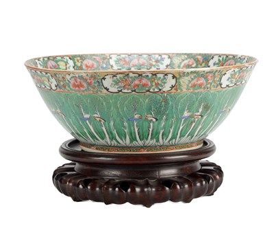 Lot 802 - A 19TH CENTURY CHINESE CANTON FAMILLE ROSE PORCELAIN CABBAGE PATTERN BOWL ON CARVED HARDWOOD STAND