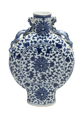 Lot 800 - A 19TH CENTURY CHINESE BLUE AND WHITE PORCELAIN MOONFLASK WITH DRAGON HANDLES