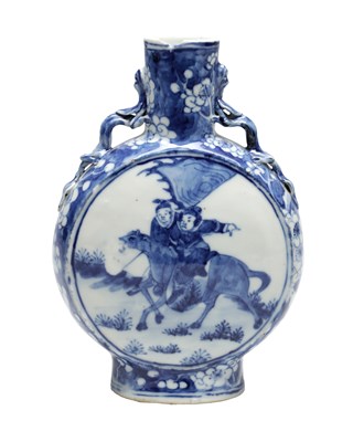Lot 808 - A CHINESE QING DYNASTY BLUE AND WHITE PORCELAIN MOONFLASK