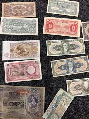 Lot 161 - A COLLECTION OF WORLD BANKNOTES AND EMERGENCY ISSUE NOTES