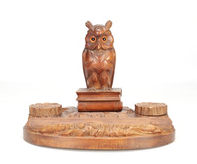 Lot 1379 - A LATE 19TH CENTURY BLACK FOREST CARVED WOOD DESK TIDY WITH OWL