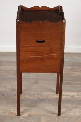 Lot 1510 - A GEORGE III MAHOGANY BEDSIDE COMMODE