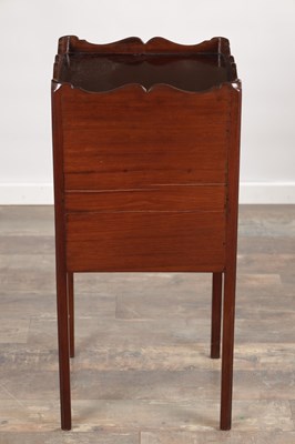 Lot 1510 - A GEORGE III MAHOGANY BEDSIDE COMMODE