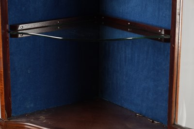 Lot 1529 - AN EDWARDIAN MAHOGANY MARQUETRY INLAID CORNER DISPLAY CABINET