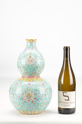Lot 713 - A 20TH CENTURY CHINESE PORCELAIN DOUBLE-GOURD FAMILLE ROSE VASE