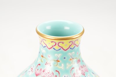 Lot 713 - A 20TH CENTURY CHINESE PORCELAIN DOUBLE-GOURD FAMILLE ROSE VASE