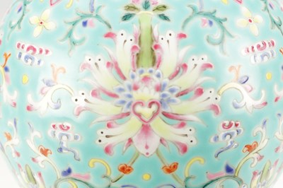 Lot 713 - A 20TH CENTURY CHINESE PORCELAIN DOUBLE-GOURD FAMILLE ROSE VASE