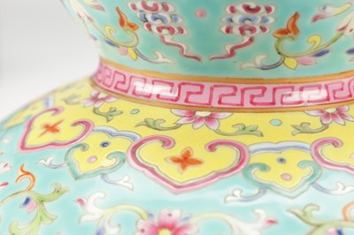 Lot 713 - A 20TH CENTURY CHINESE PORCELAIN DOUBLE-GOURD FAMILLE ROSE VASE