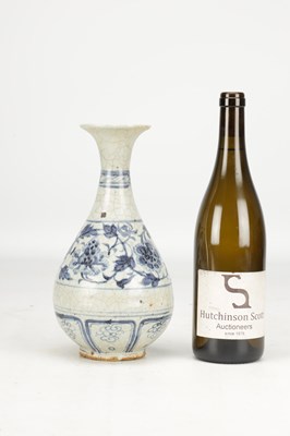 Lot 726 - AN 18TH/19TH CENTURY CHINESE BLUE AND WHITE PORCELAIN PEAR-SHAPED VASE
