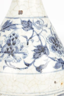Lot 726 - AN 18TH/19TH CENTURY CHINESE BLUE AND WHITE PORCELAIN PEAR-SHAPED VASE