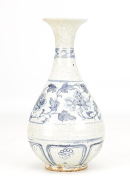 Lot 726 - AN 18TH/19TH CENTURY CHINESE BLUE AND WHITE PORCELAIN PEAR-SHAPED VASE