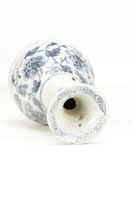 Lot 726 - AN 18TH/19TH CENTURY CHINESE BLUE AND WHITE PORCELAIN PEAR-SHAPED VASE