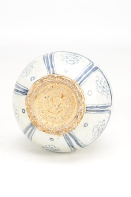 Lot 726 - AN 18TH/19TH CENTURY CHINESE BLUE AND WHITE PORCELAIN PEAR-SHAPED VASE