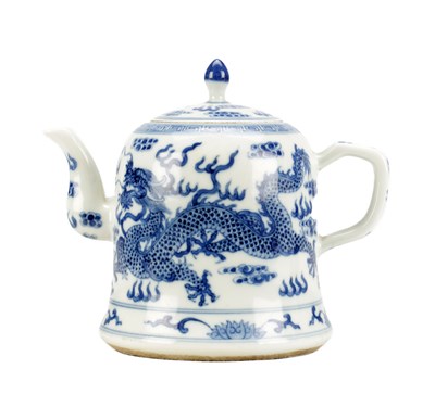 Lot 706 - A LATE 19TH/EARLY 20TH CENTURY CHINESE KANGXI STYLE BLUE AND WHITE PORCELAIN TEAPOT AND COVER