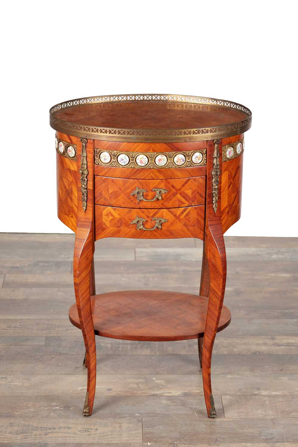 Lot 1493 - AN EARLY 20TH CENTURY FRENCH KINGWOOD AND PORCELAIN PLAQUE OVAL LAMP TABLE