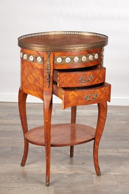 Lot 1493 - AN EARLY 20TH CENTURY FRENCH KINGWOOD AND PORCELAIN PLAQUE OVAL LAMP TABLE