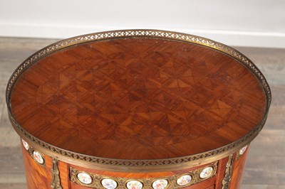 Lot 1493 - AN EARLY 20TH CENTURY FRENCH KINGWOOD AND PORCELAIN PLAQUE OVAL LAMP TABLE