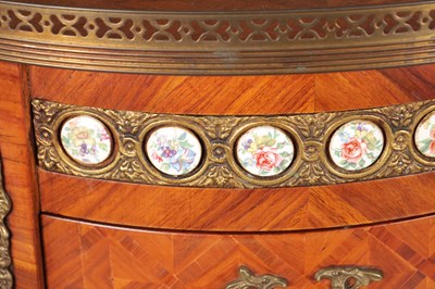 Lot 1493 - AN EARLY 20TH CENTURY FRENCH KINGWOOD AND PORCELAIN PLAQUE OVAL LAMP TABLE