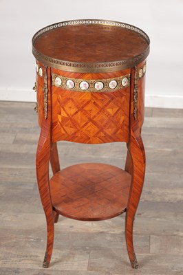 Lot 1493 - AN EARLY 20TH CENTURY FRENCH KINGWOOD AND PORCELAIN PLAQUE OVAL LAMP TABLE