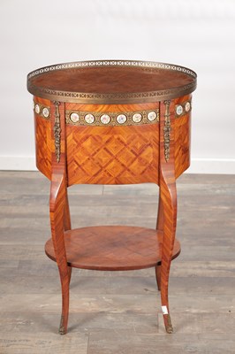 Lot 1493 - AN EARLY 20TH CENTURY FRENCH KINGWOOD AND PORCELAIN PLAQUE OVAL LAMP TABLE