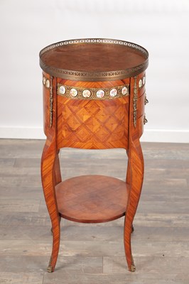 Lot 1493 - AN EARLY 20TH CENTURY FRENCH KINGWOOD AND PORCELAIN PLAQUE OVAL LAMP TABLE