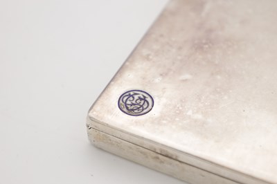 Lot 77 - AN EARLY 20TH CENTURY SILVER CIGARETTE BOX WITH ENAMEL INITIALS