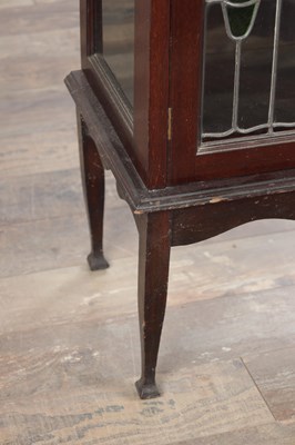 Lot 1591 - AN EDWARDIAN MAHOGANY ART NOUVEAU STYLE DISPLAY CABINET