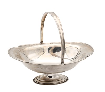 Lot AN EARLY 20TH CENTURY ENGLISH SILVER PEDESTAL BASKET