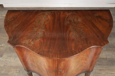 Lot 1602 - A GEORGE III MAHOGANY SERPENTINE SIDE CABINET