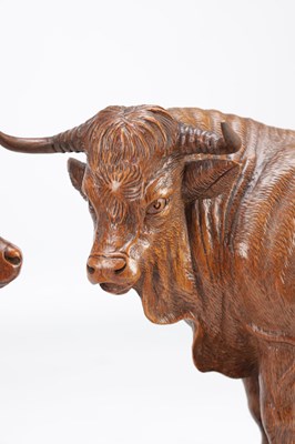 Lot 1427 - IN THE MANNER OF HUGGLER (SWISS 1834-1912) A PAIR OF 19TH CENTURY LINDEN WOOD BLACK FOREST COW AND BULL