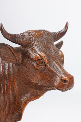 Lot 1427 - IN THE MANNER OF HUGGLER (SWISS 1834-1912) A PAIR OF 19TH CENTURY LINDEN WOOD BLACK FOREST COW AND BULL