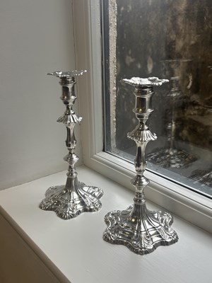 Lot 19 - A FINE PAIR OF GEORGE III ENGLISH CAST SILVER CANDLESTICKS BY EBENEZER COKER