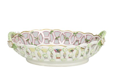 Lot 644 - AN 18TH CENTURY WORCESTER PORCELAIN LATTICE WORK BASKET