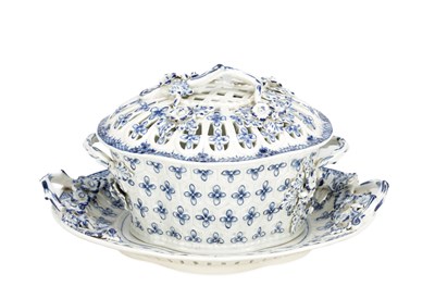 Lot 667 - AN 18TH CENTURY WORCESTER BLUE AND WHITE PORCELAIN CHESTNUT BASKET, COVER AND STAND