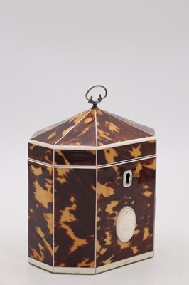 Lot 1390 - AN EARLY 19TH CENTURY IVORY STRUNG TORTOISESHELL OCTAGONAL TENT TOP TEA CADDY