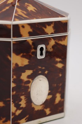 Lot 1390 - AN EARLY 19TH CENTURY IVORY STRUNG TORTOISESHELL OCTAGONAL TENT TOP TEA CADDY