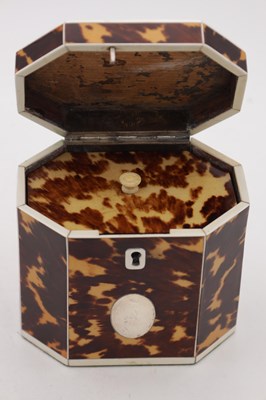 Lot 1390 - AN EARLY 19TH CENTURY IVORY STRUNG TORTOISESHELL OCTAGONAL TENT TOP TEA CADDY